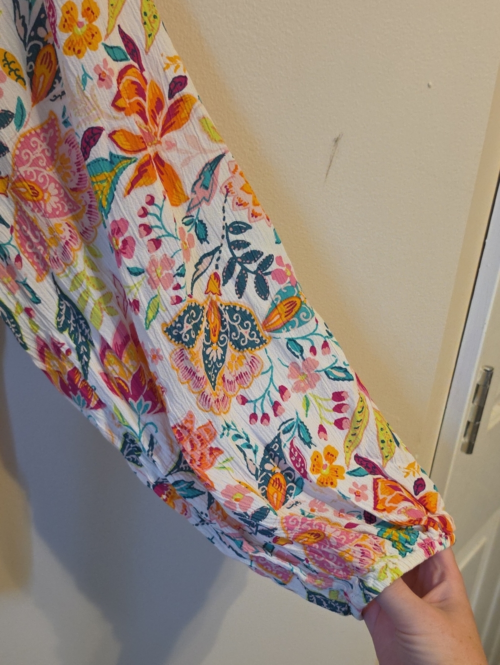Old Navy Floral V Neck Balloon Sleeve Blouse. In EUC - Picture 4 of 7